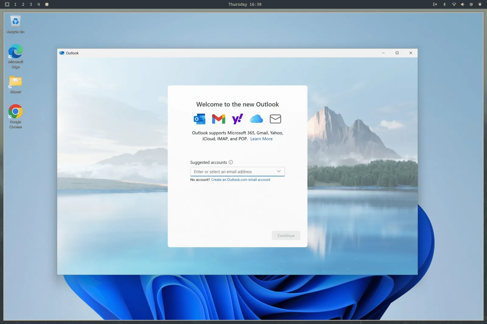 Windows 11 a executar o Outlook dentro do Omarchy, com a barra do ambiente de trabalho do Omarchy visível por cima